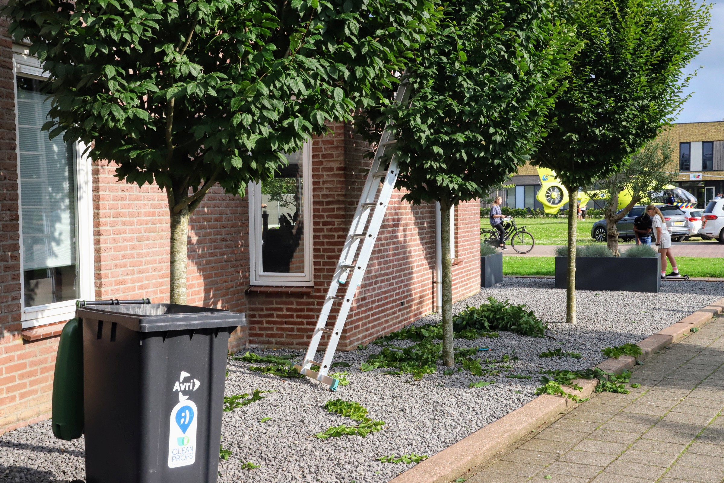 Man valt van ladder tijdens snoeien en raakt zwaar gewond, trauma helikopter geland