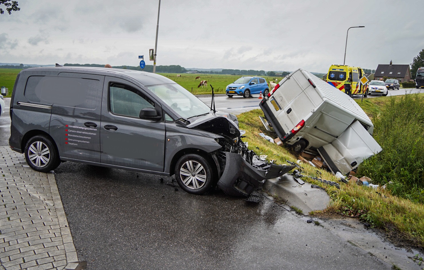 Twee gewonden bij ongeval Angerlo, berm bezaaid met pakketten