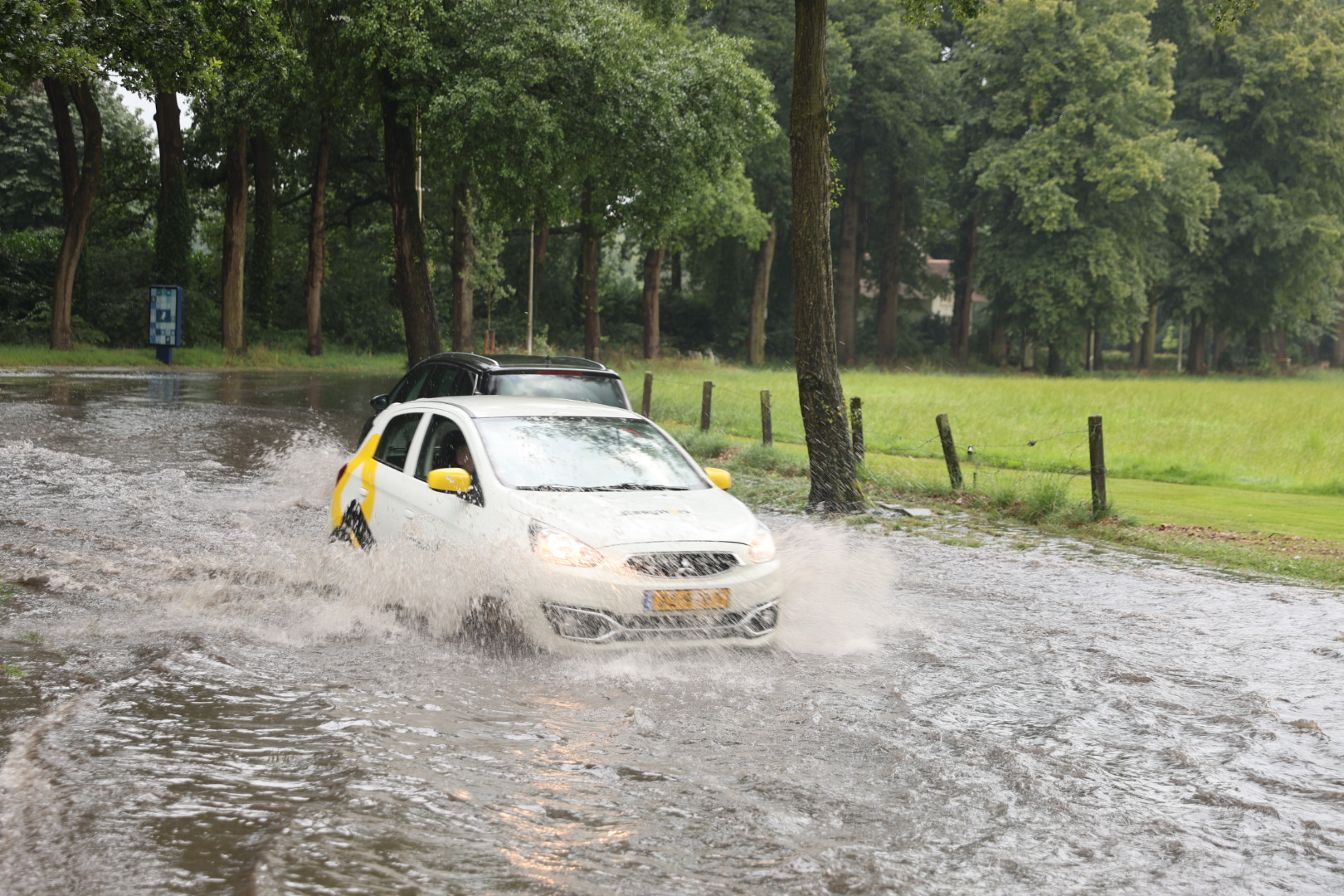 Ondergelopen straten en kinderdagverblijf door wolkbreuk