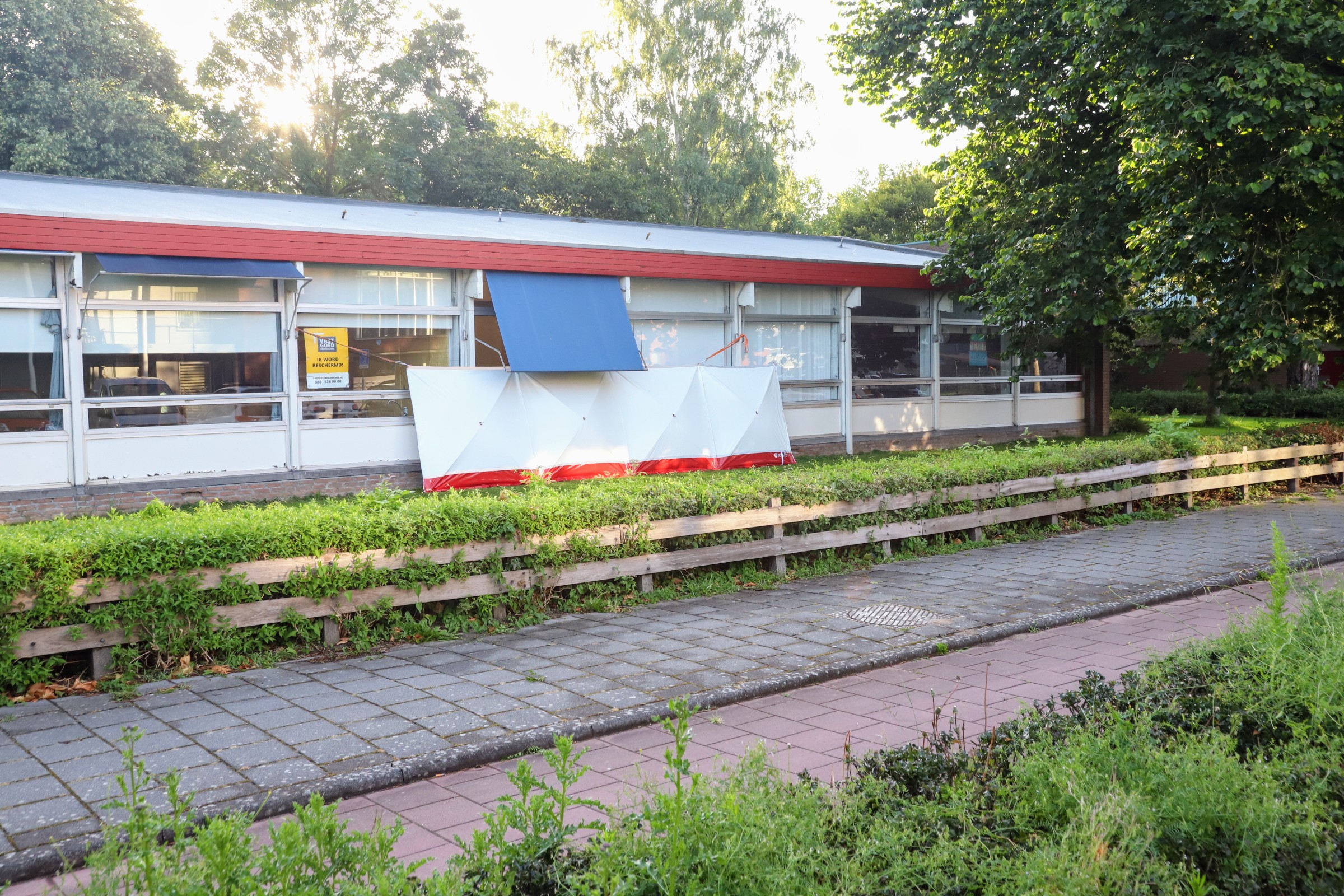 Overleden persoon aangetroffen in leeg schoolgebouw, politie doet onderzoek