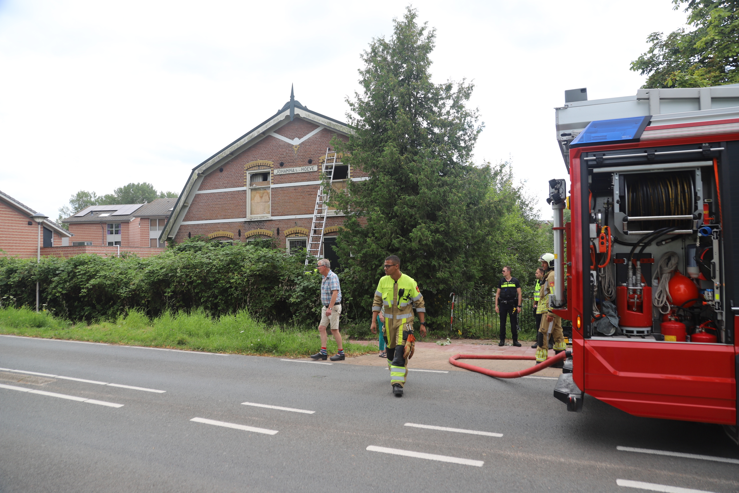 Brand in leegstaande woning: brandweer schaalt op naar middelbrand