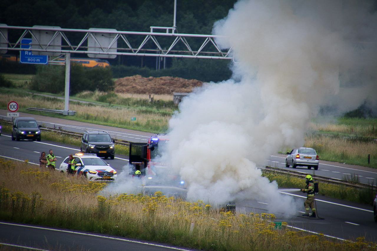 Auto vliegt in brand op snelweg