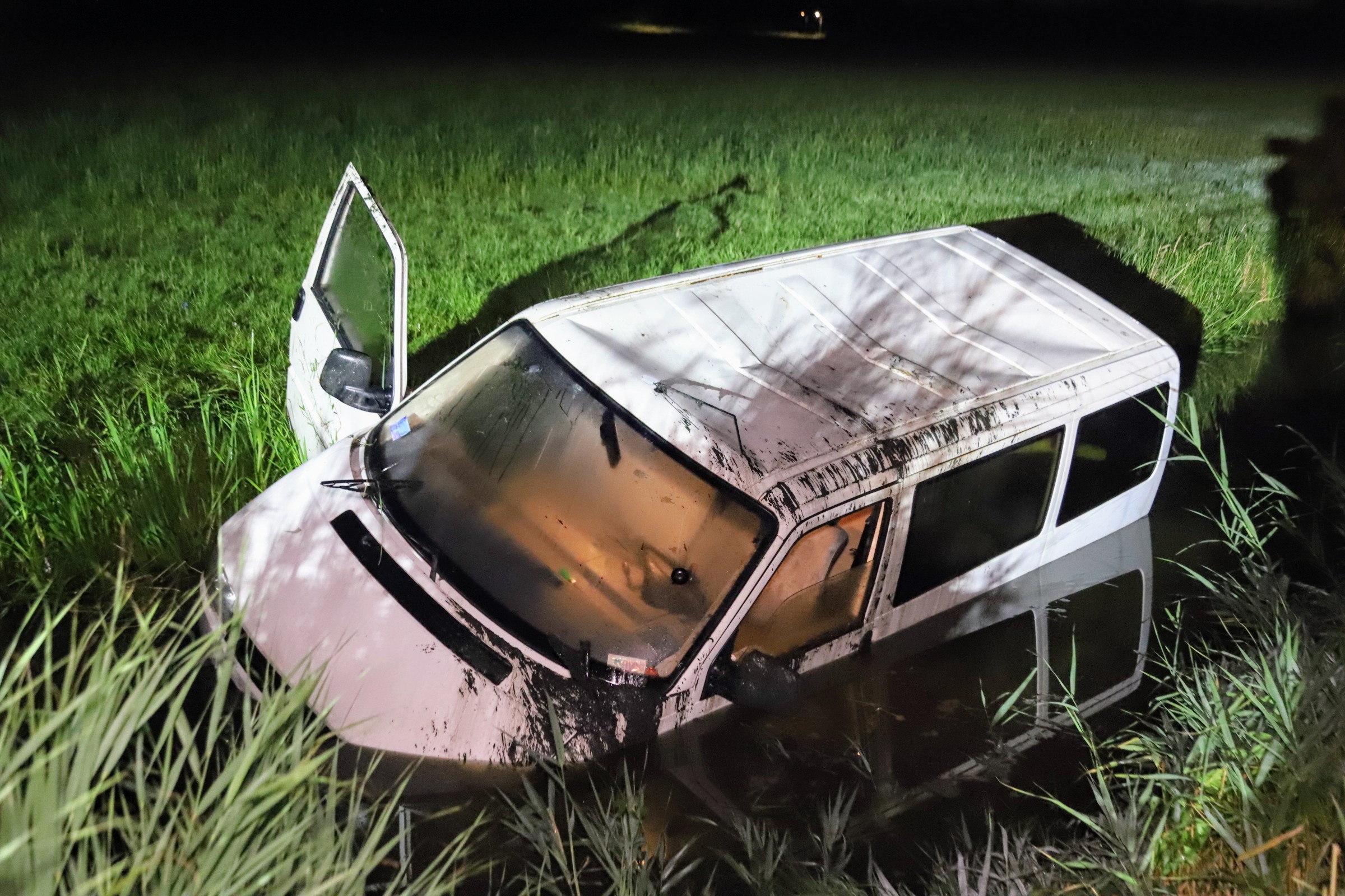 Busje belandt in sloot, inzittenden met schrik vrij