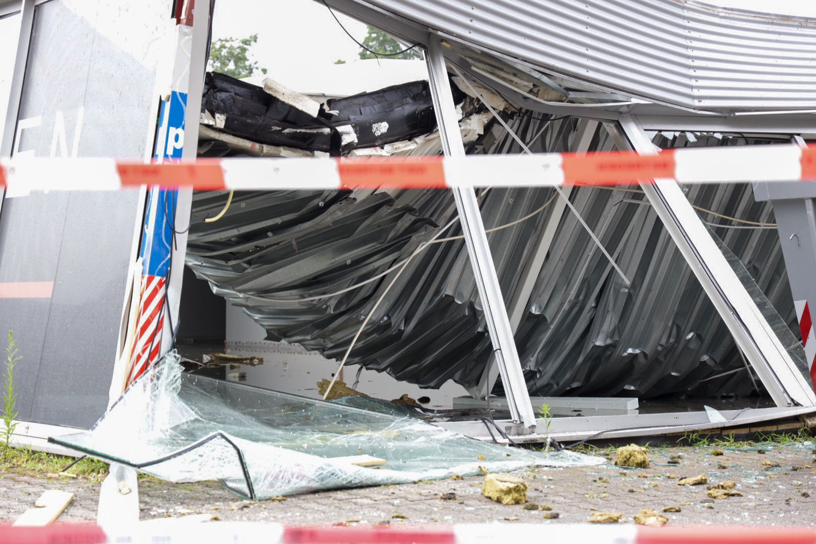 Zware regenval in de Achterhoek: bedrijfspand dak ingestort en ziekenhuis getroffen door wateroverlast