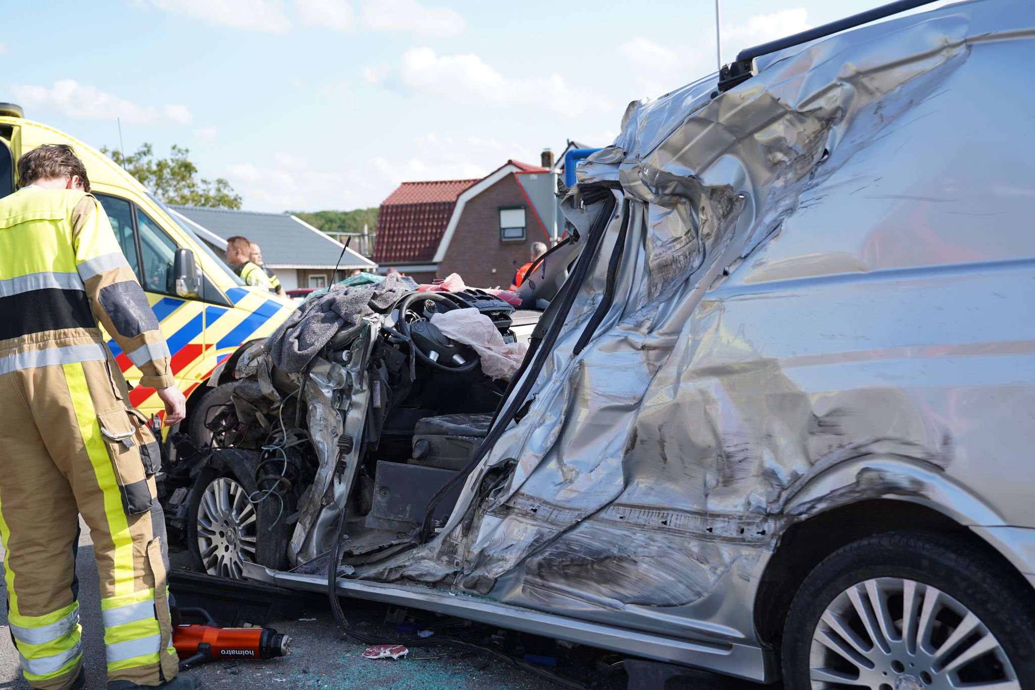 Persoon zwaargewond na botsing met vrachtwagen