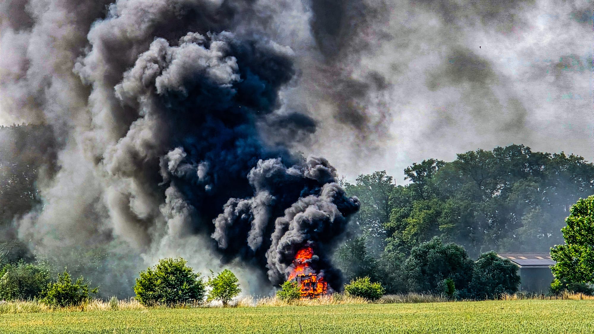 Hakselaar vliegt in vlammen op akker