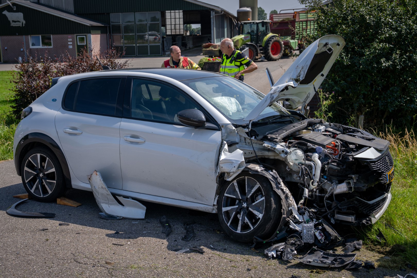 Inhaalactie eindigt in forse aanrijding