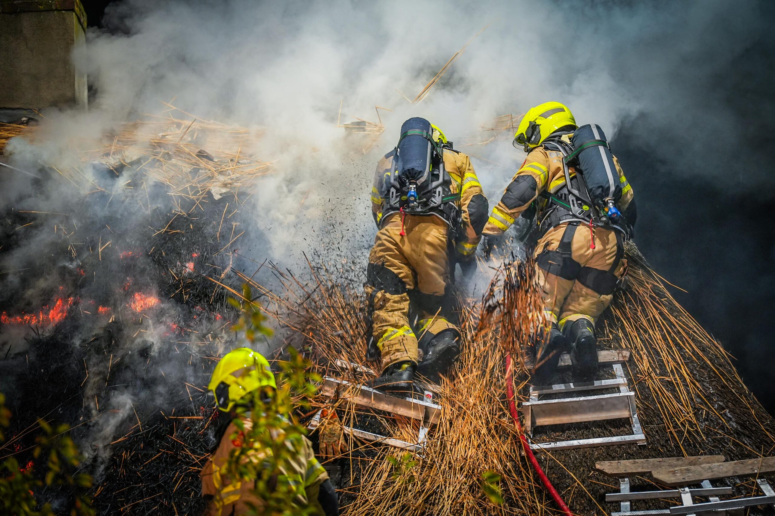 Lichtkogel mogelijke oorzaak van brand in rietgedekte boerderij in Elst