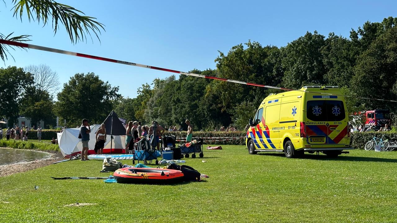 Zwemmer in kritieke toestand uit Rijkerwoerdse plassen gehaald