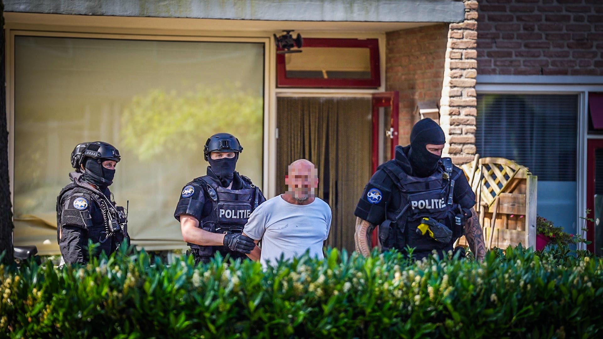 Inval en arrestaties na vermissing kind