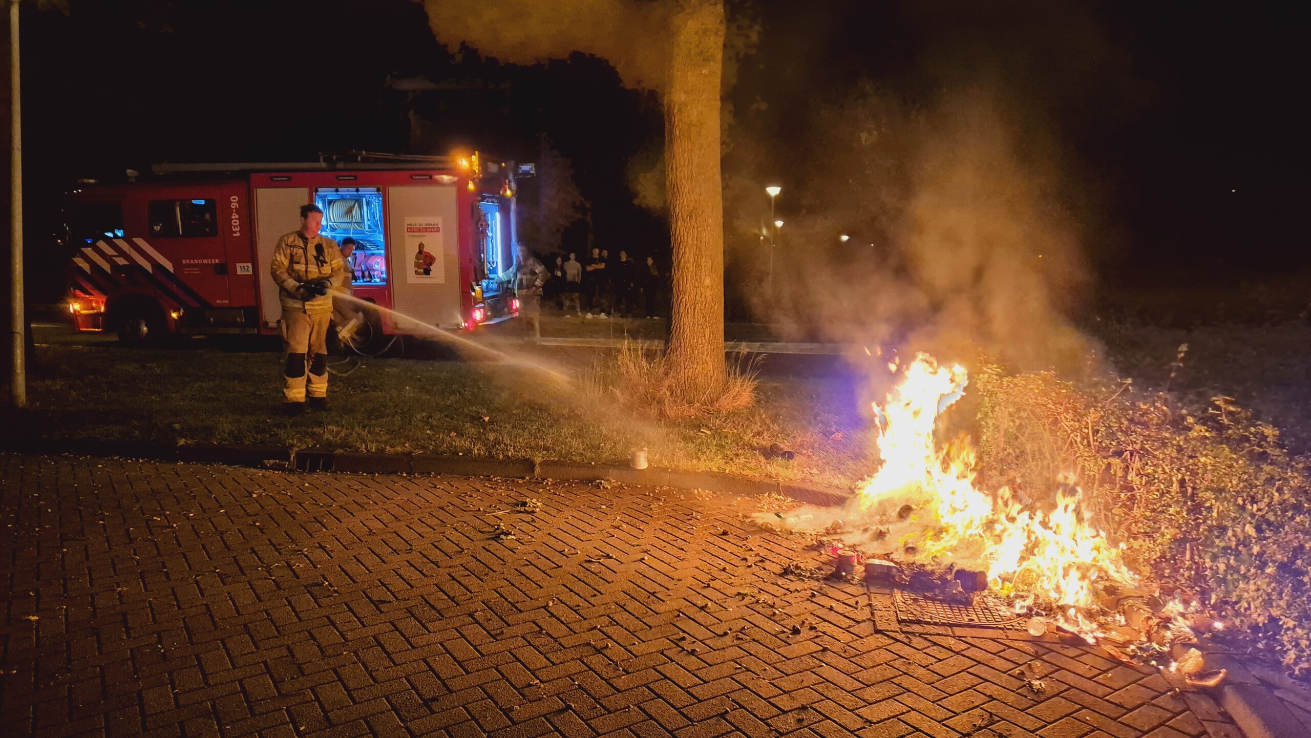 Afval in brand op straat, brandweer heeft vuur snel gedoofd