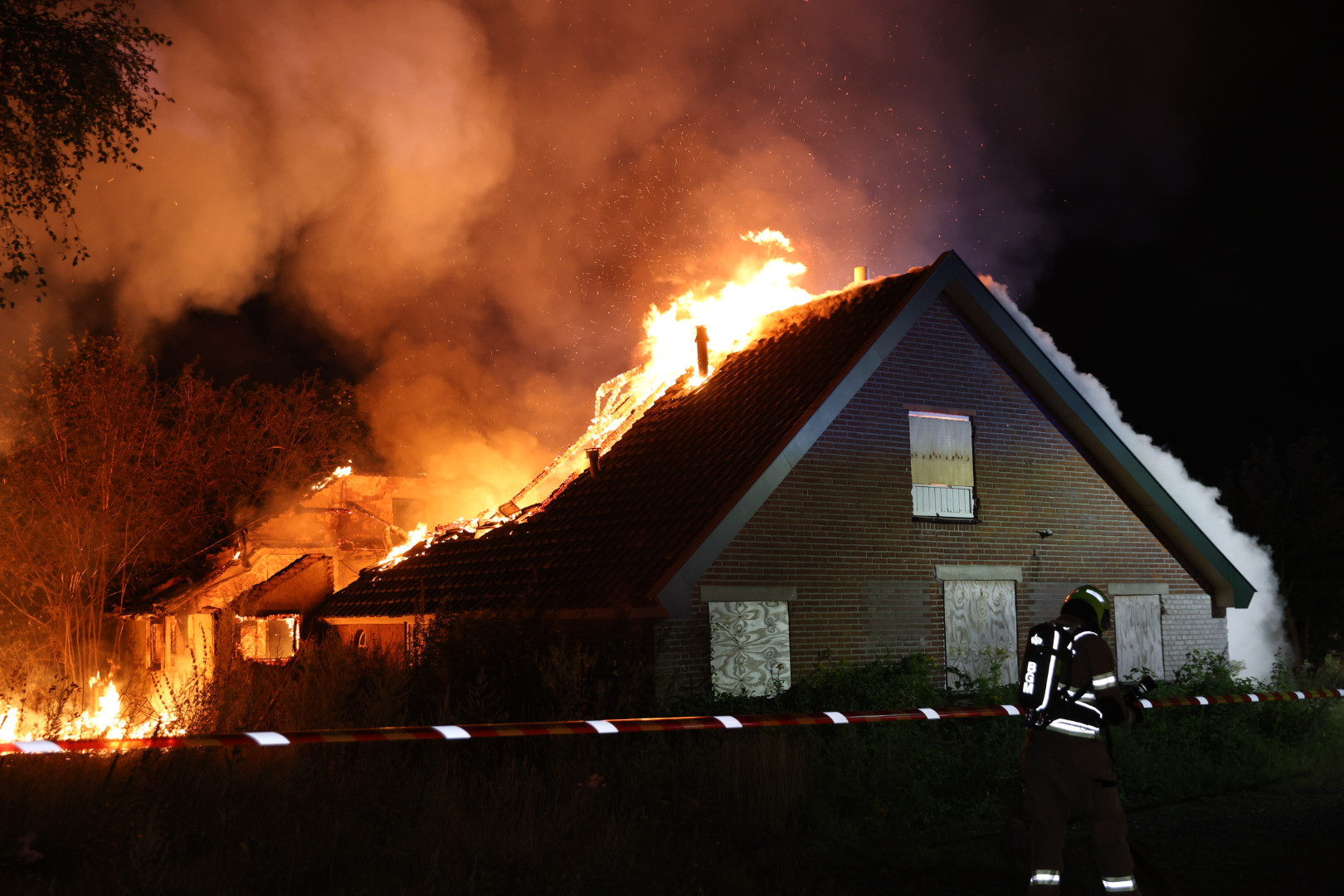Grote uitslaande brand legt leegstaande boerderij in de as
