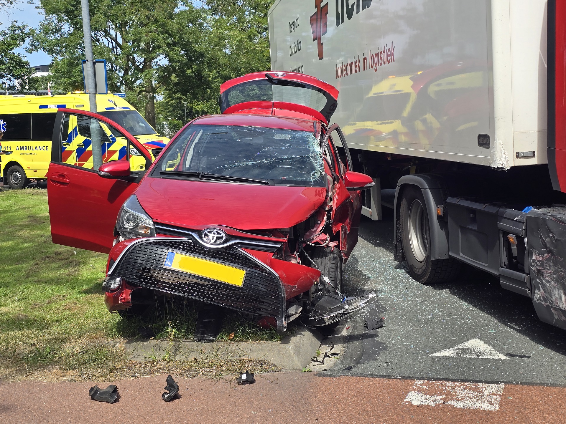 Inzittenden van auto gewond na botsing met vrachtwagen