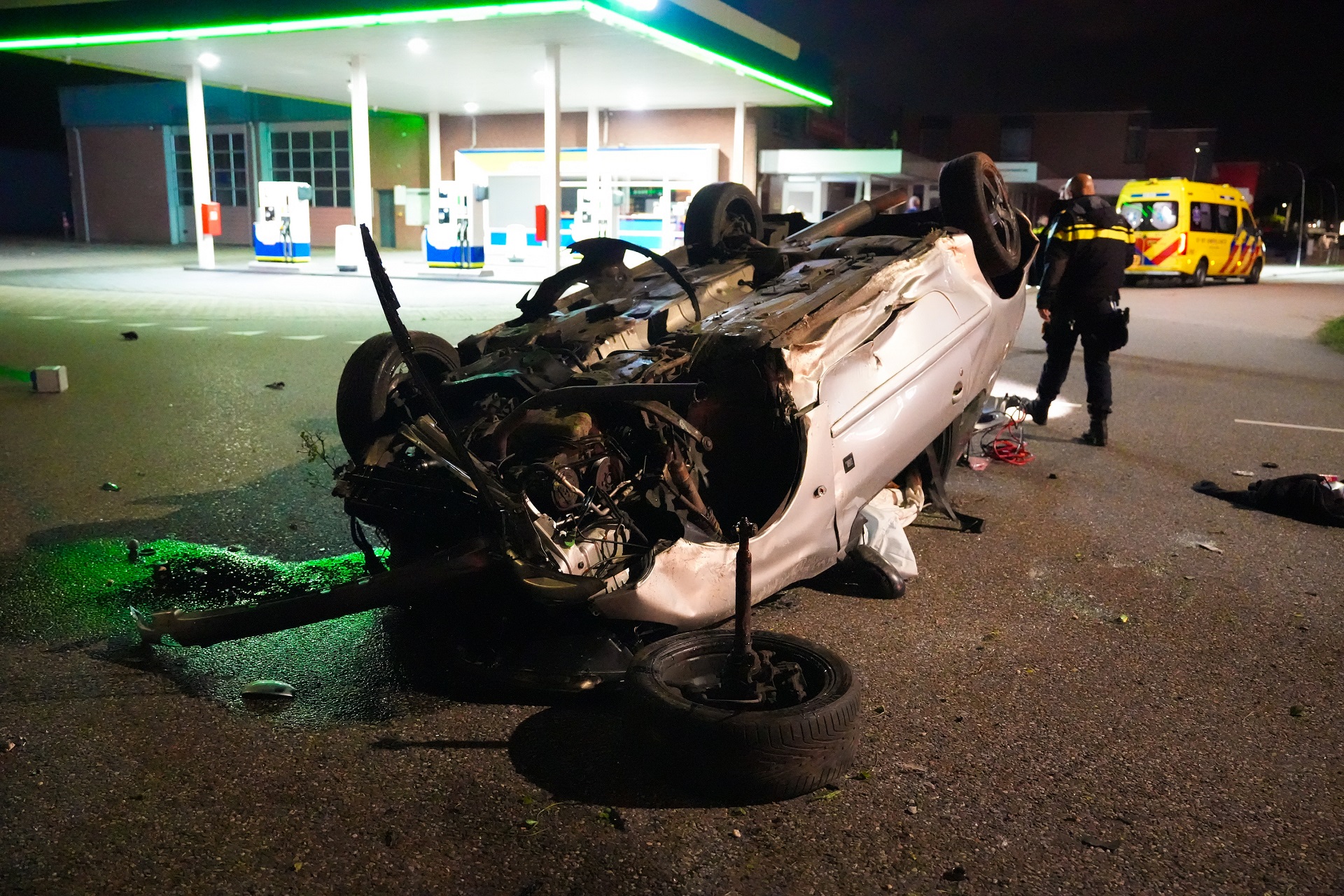 UPDATE: Flinke ravage nadat auto over de kop slaat: tweetal (18 en 19 jaar) naar het ziekenhuis