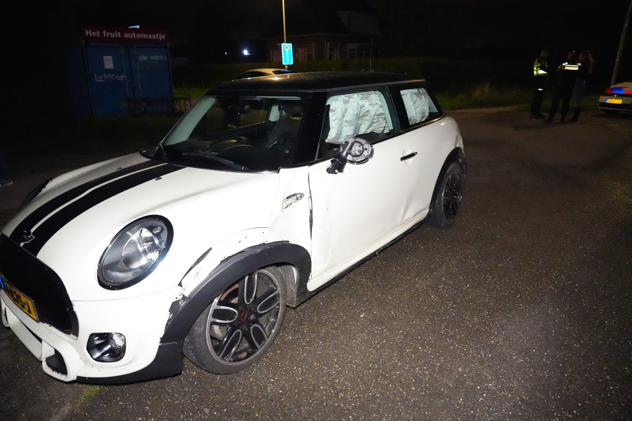 Dronken automobilist botst tegen lantaarnpaal