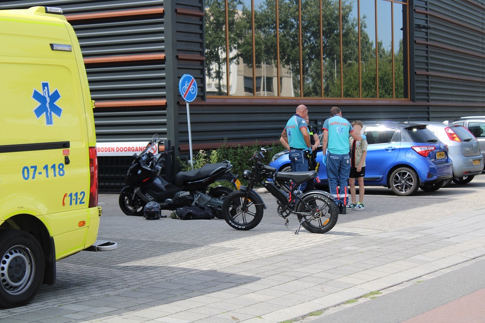 Motorrijder botst tegen fatbike waarna beiden ten val komen