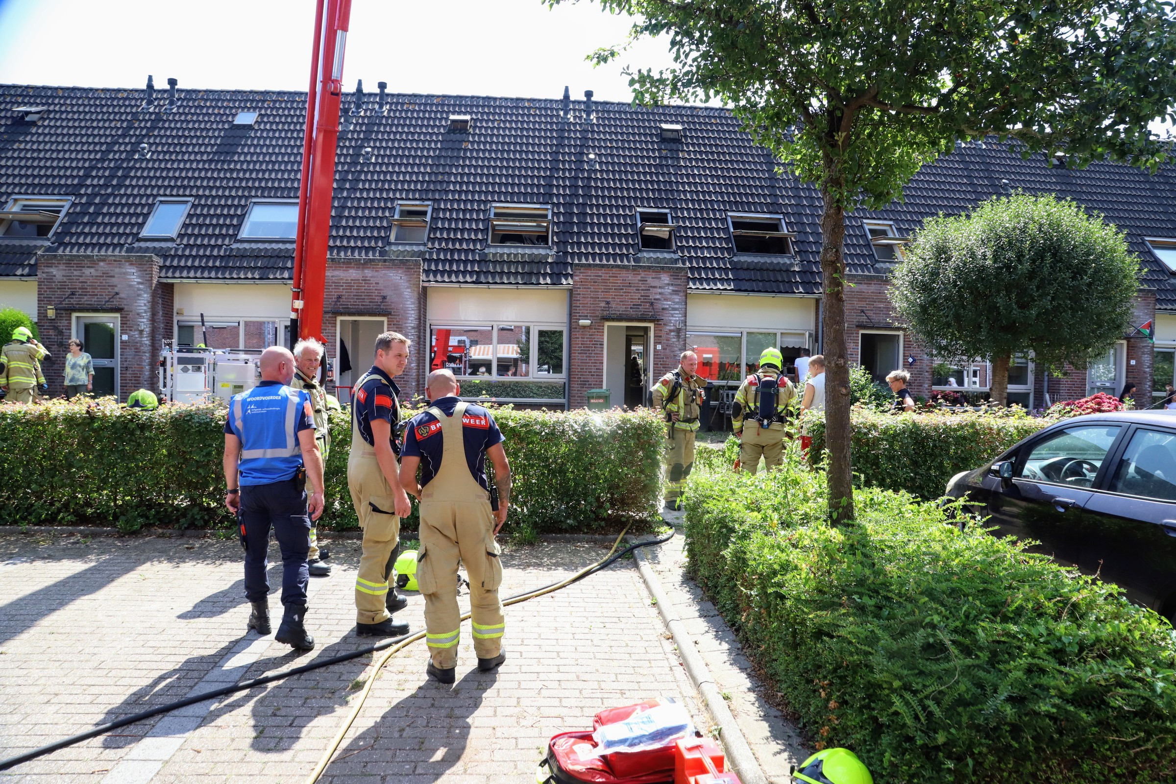 Brandweer redt vrouw uit een brandende woning
