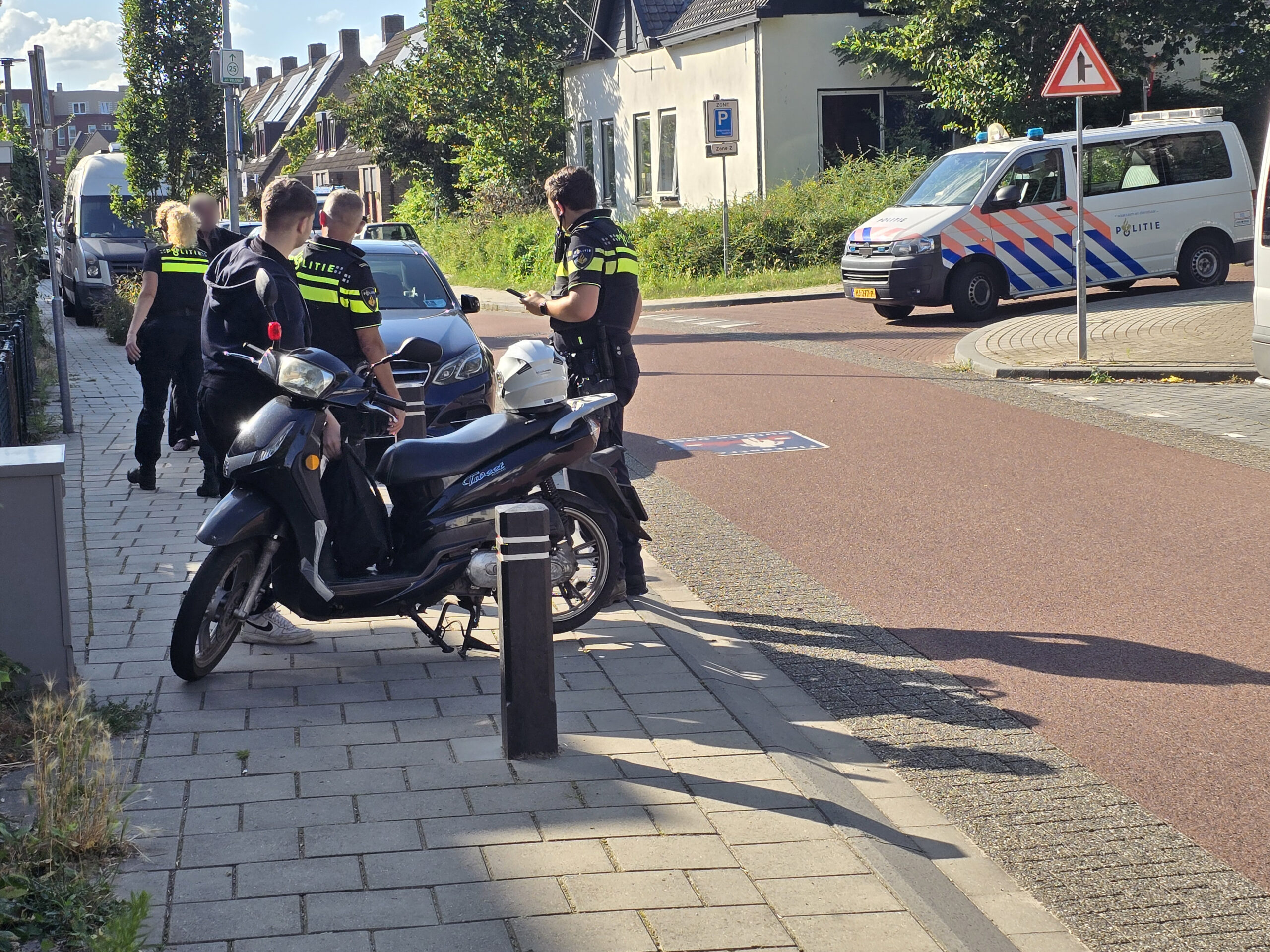 Fietser ernstig gewond na botsing met scooterrijder