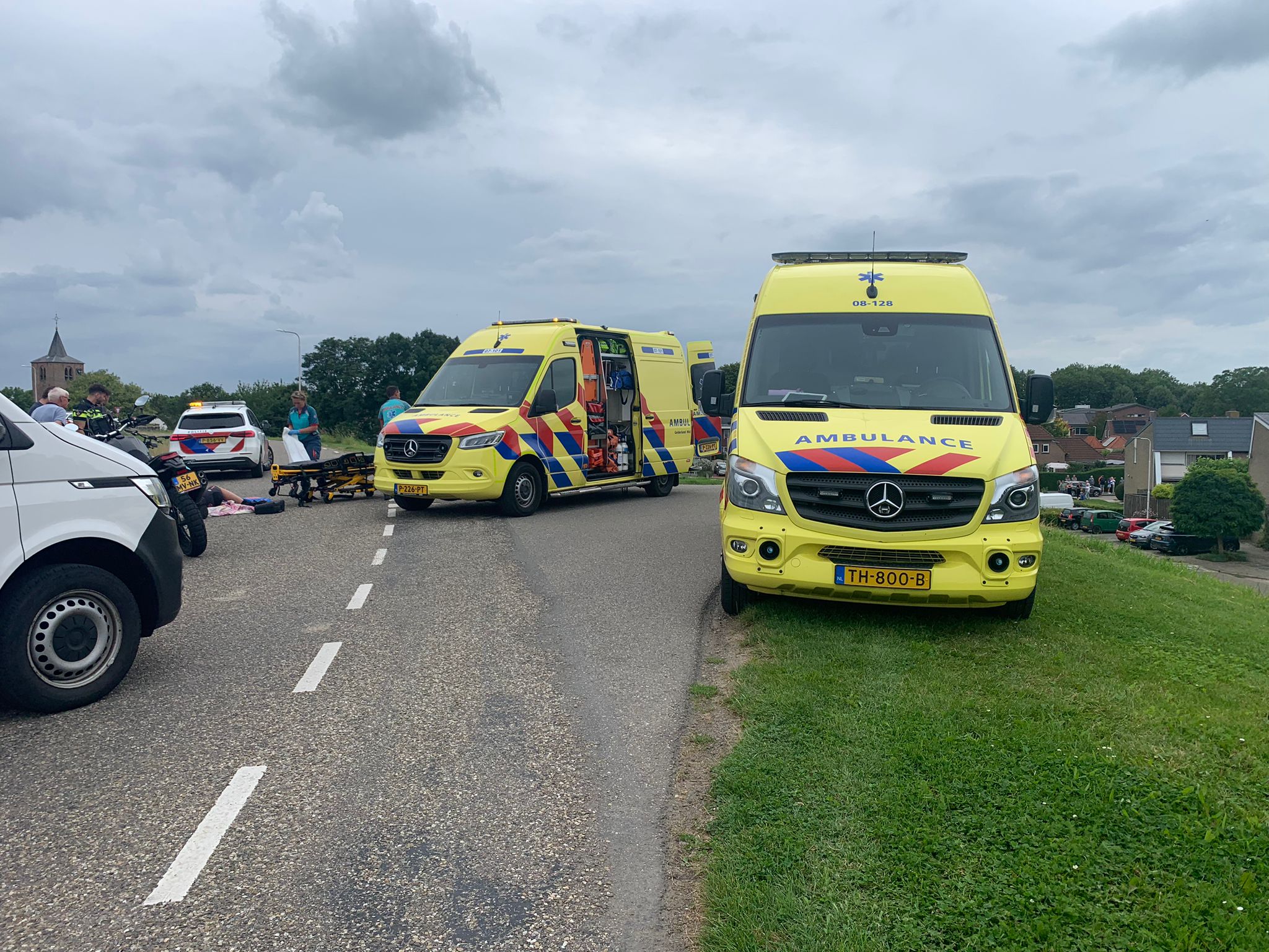 Deel van stuur wielrenfiets breekt af, man vliegt over de kop