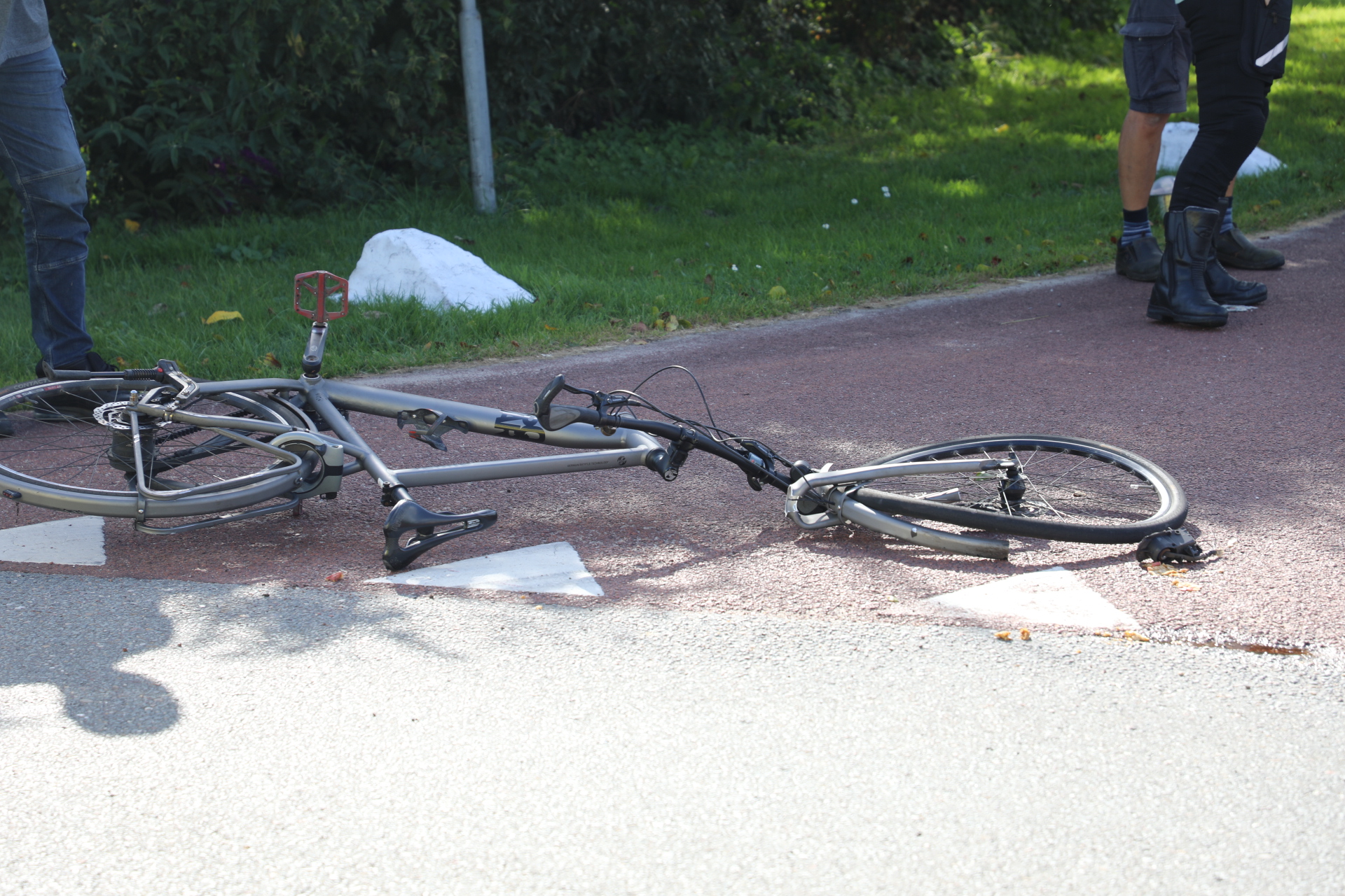 Fietser belandt op voorruit van auto