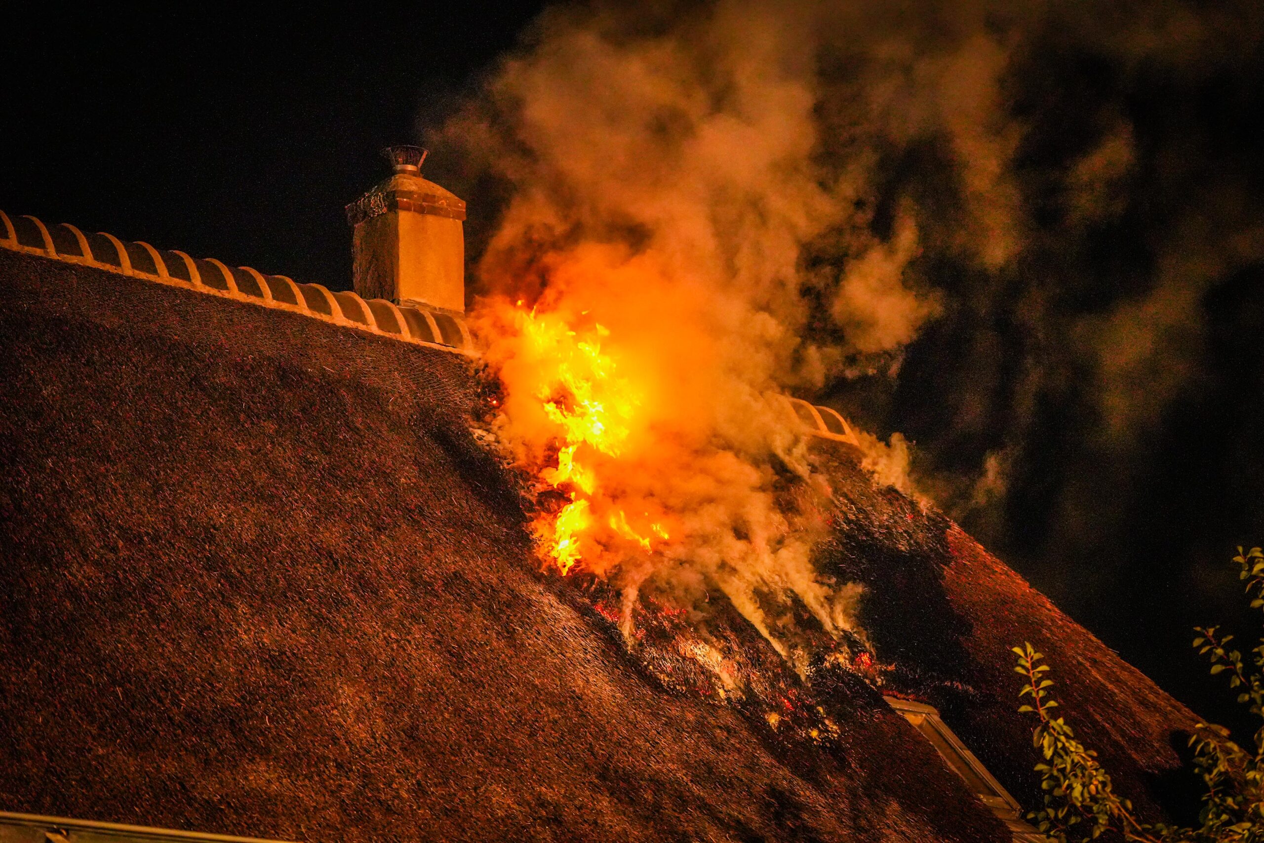 Uitslaande brand bij woonboerderij in Elst