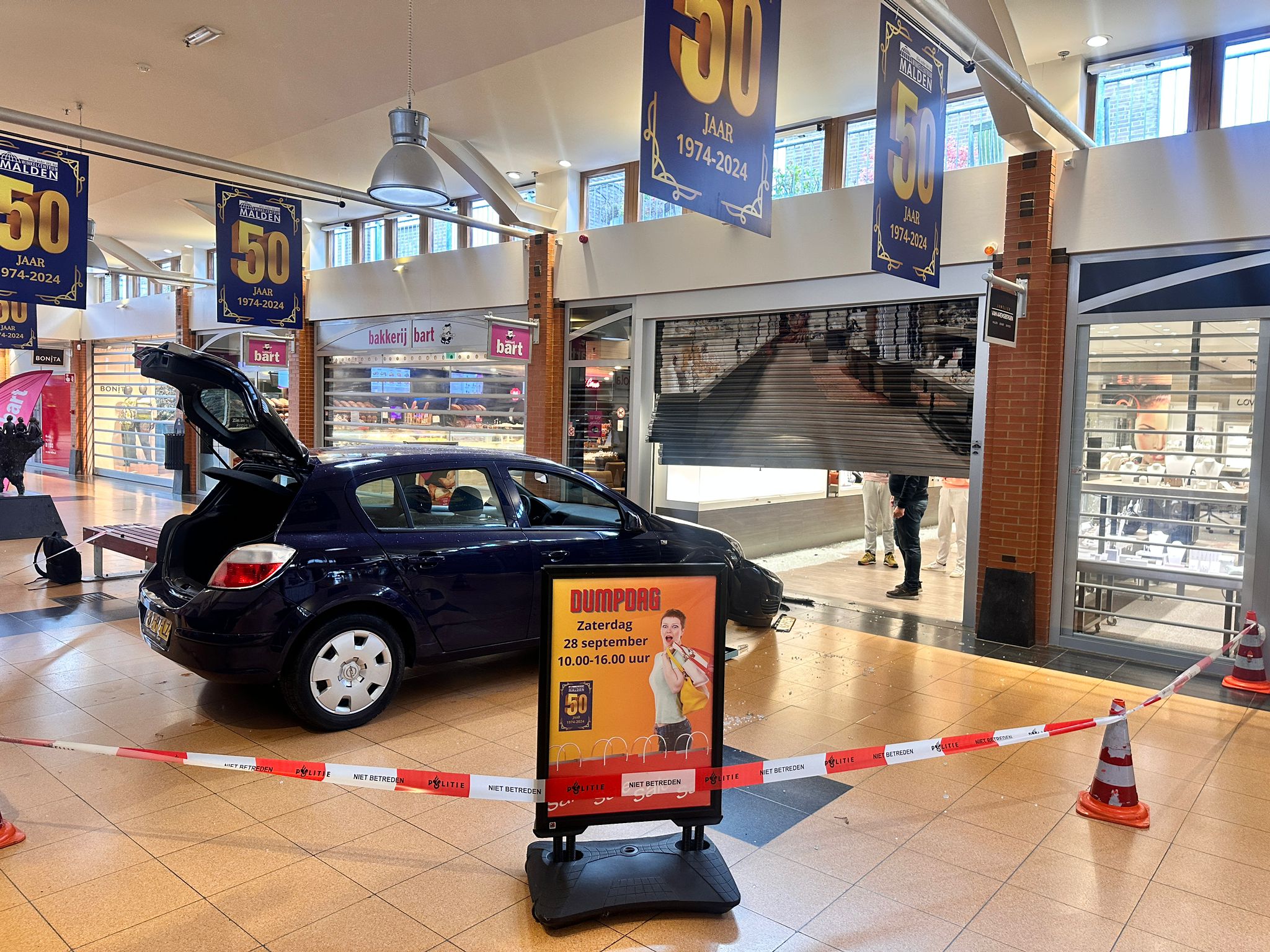 Winkelcentrum gesloten na ramkraak, politie doet onderzoek