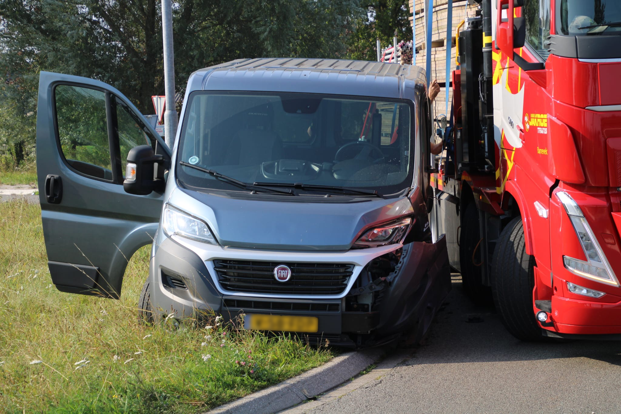 Bestelbus zwaar beschadigd na harde botsing met vrachtwagen