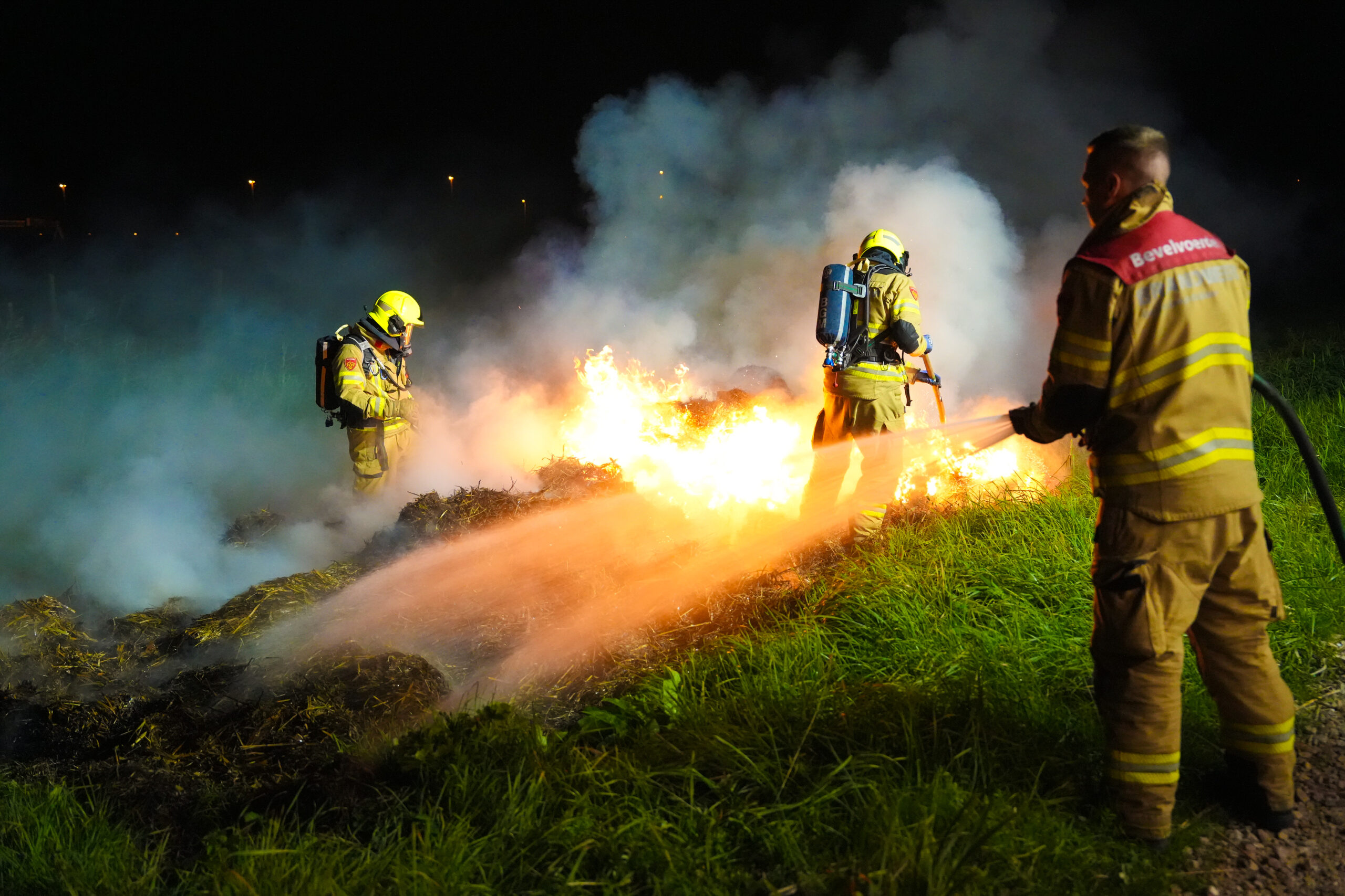 Brandweer druk met buitenbranden, mogelijk aangestoken