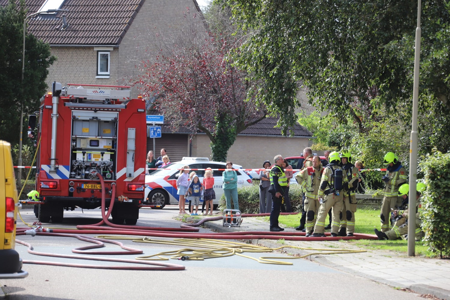 Politie onderzoekt vernieling van deur door mogelijke explosieven