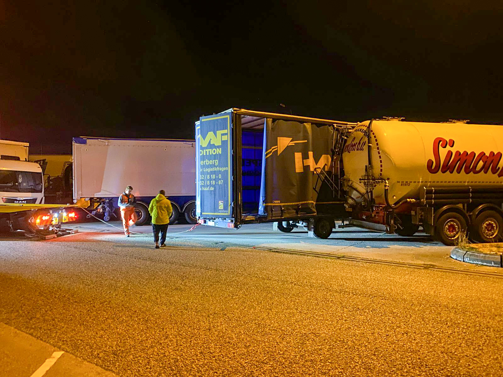 Vrachtwagenchauffeur trekt oplegger mee op parkeerplaats