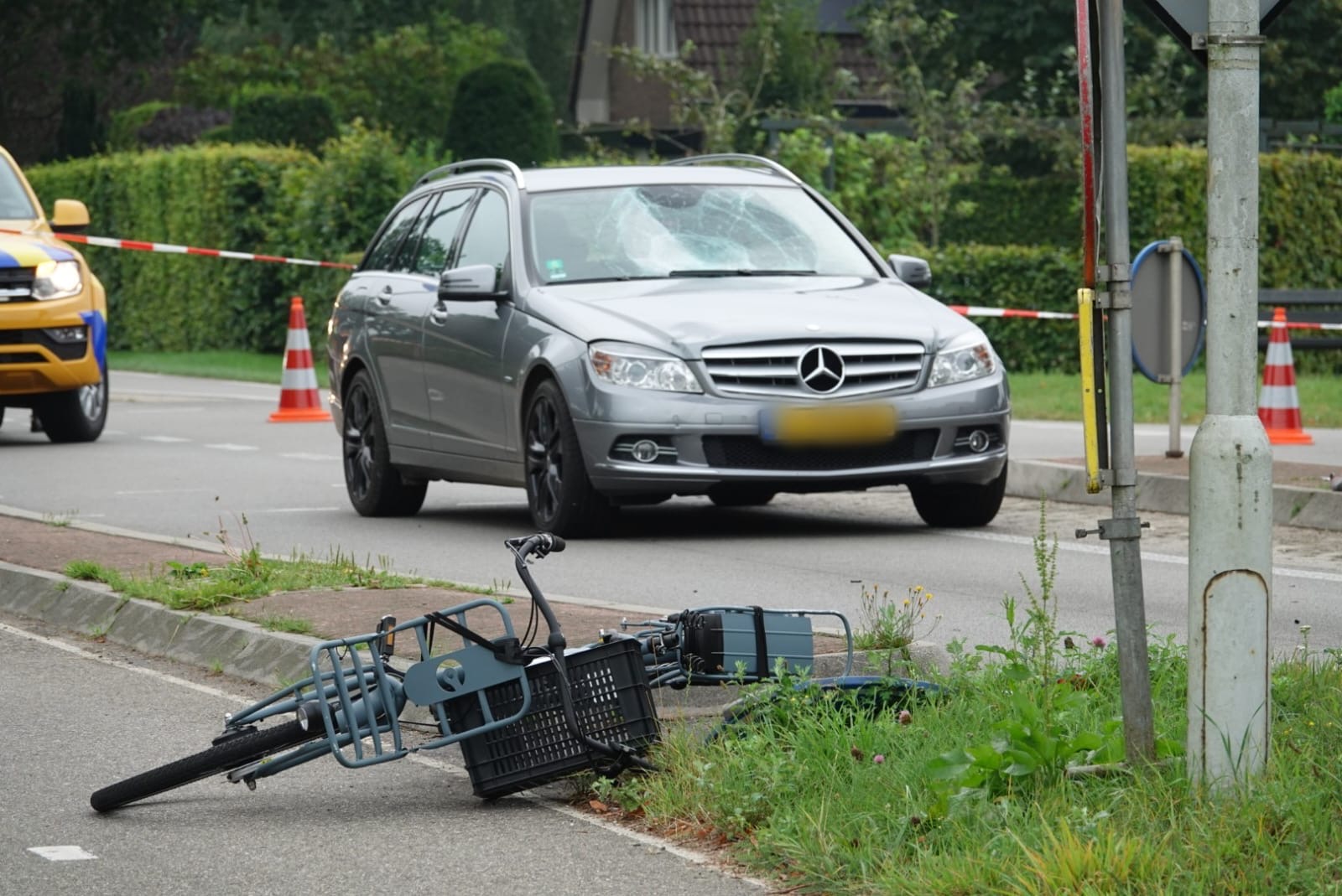 13-jarige fietser met spoed naar ziekenhuis na botsing met auto