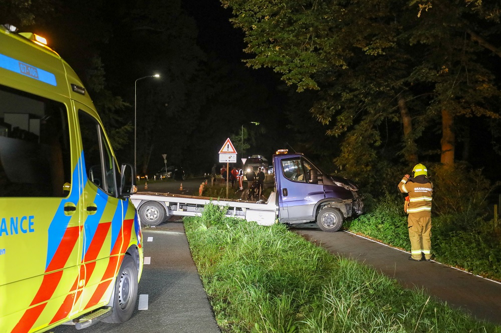 Autoambulance van achteren aangereden, veroorzaker rijdt door