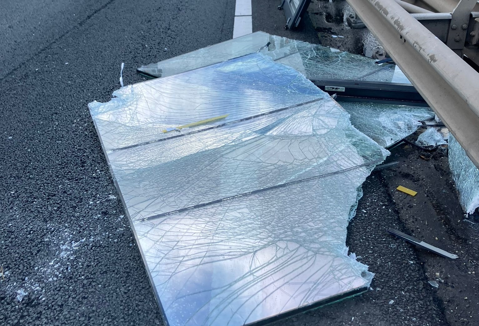 Vrachtwagen verliest kozijnen met glas, lange file tot gevolg