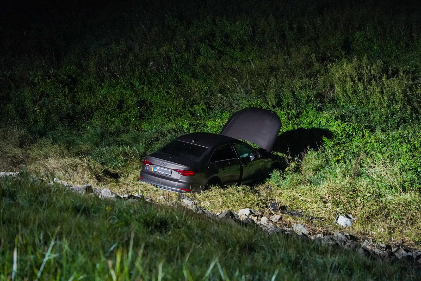 Auto belandt onderaan dijk, bestuurder aangehouden