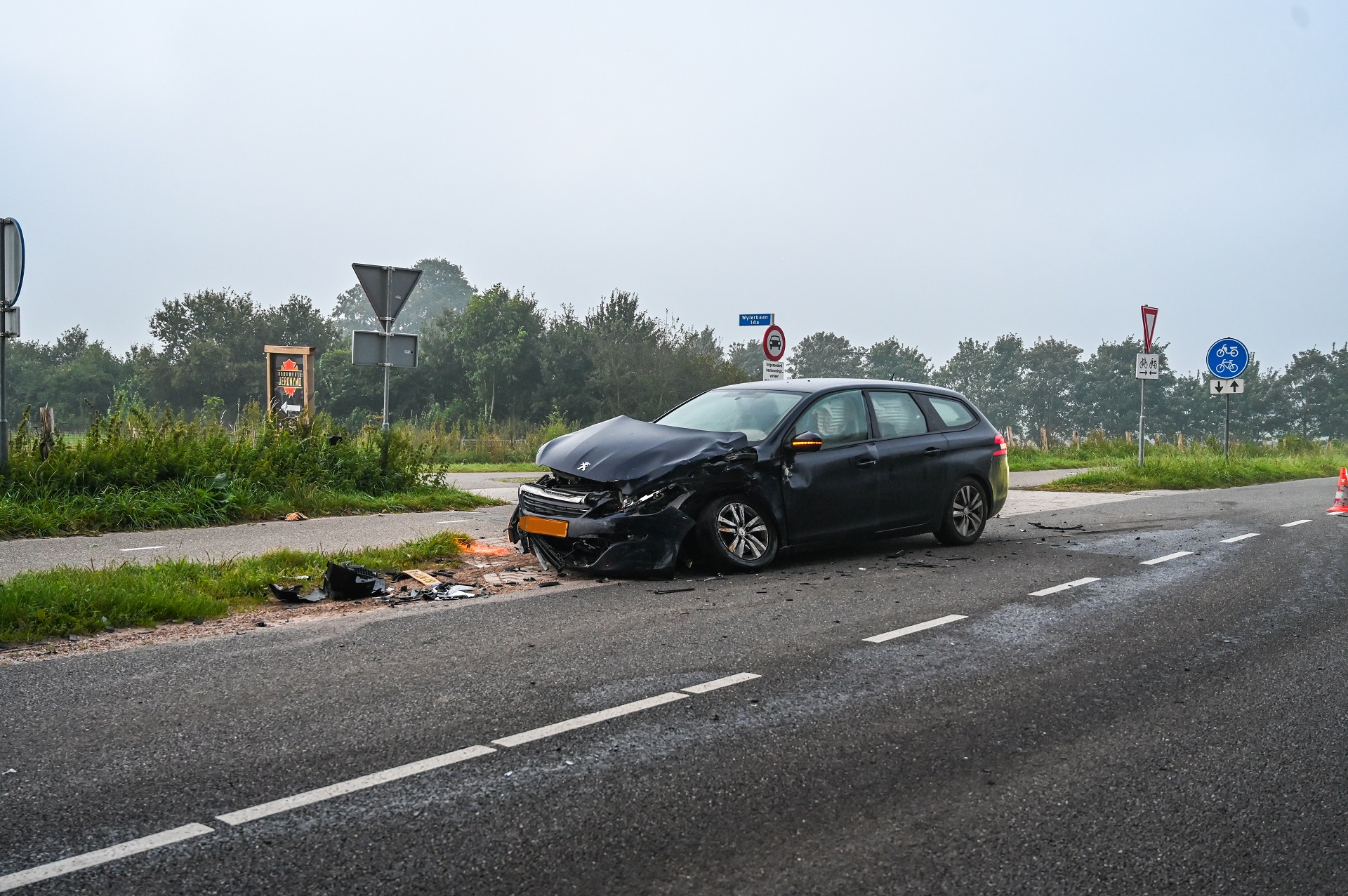 Twee gewonden na botsing op kruising