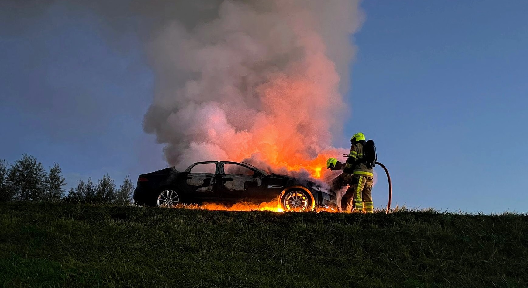 Jaguar vliegt in brand op dijk, geheel uitgebrand