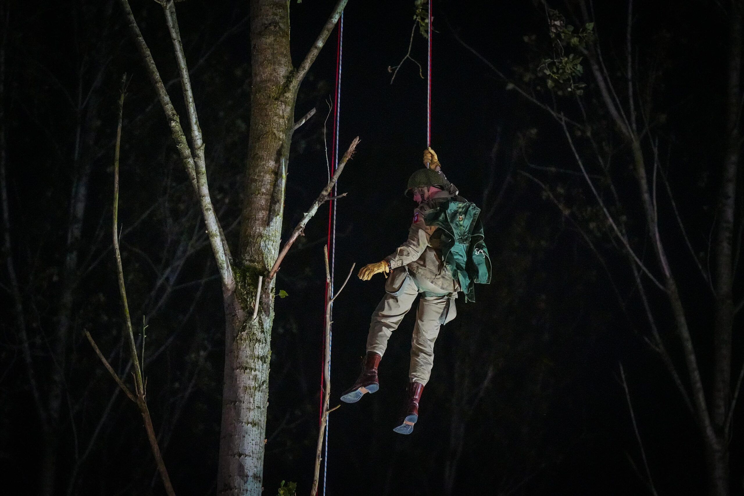 VIDEO: Zeker vijf parachutisten vast in bomen, hulpdiensten massaal opgeroepen