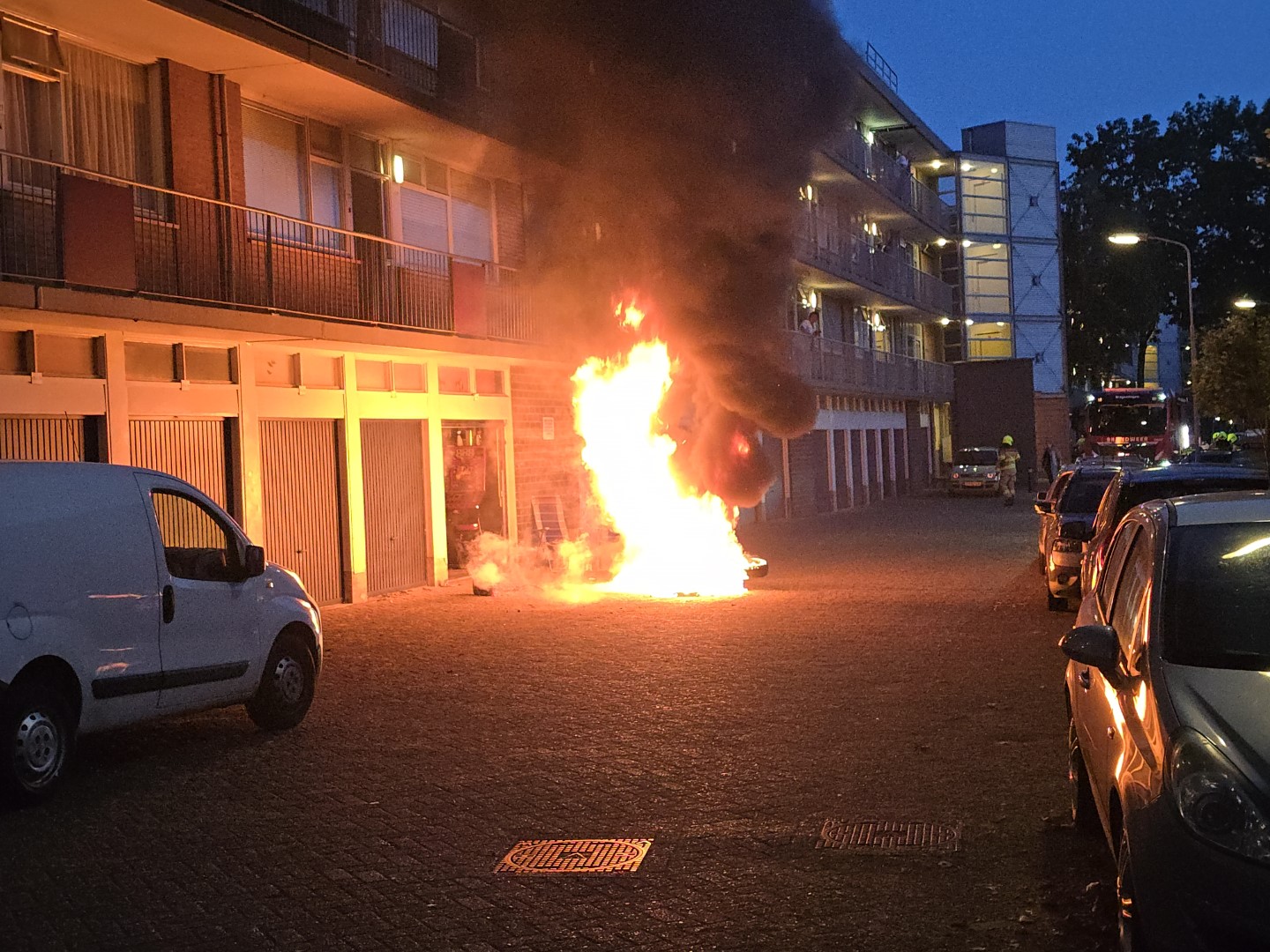 Motor volledig in lichterlaaie voor een flatgebouw