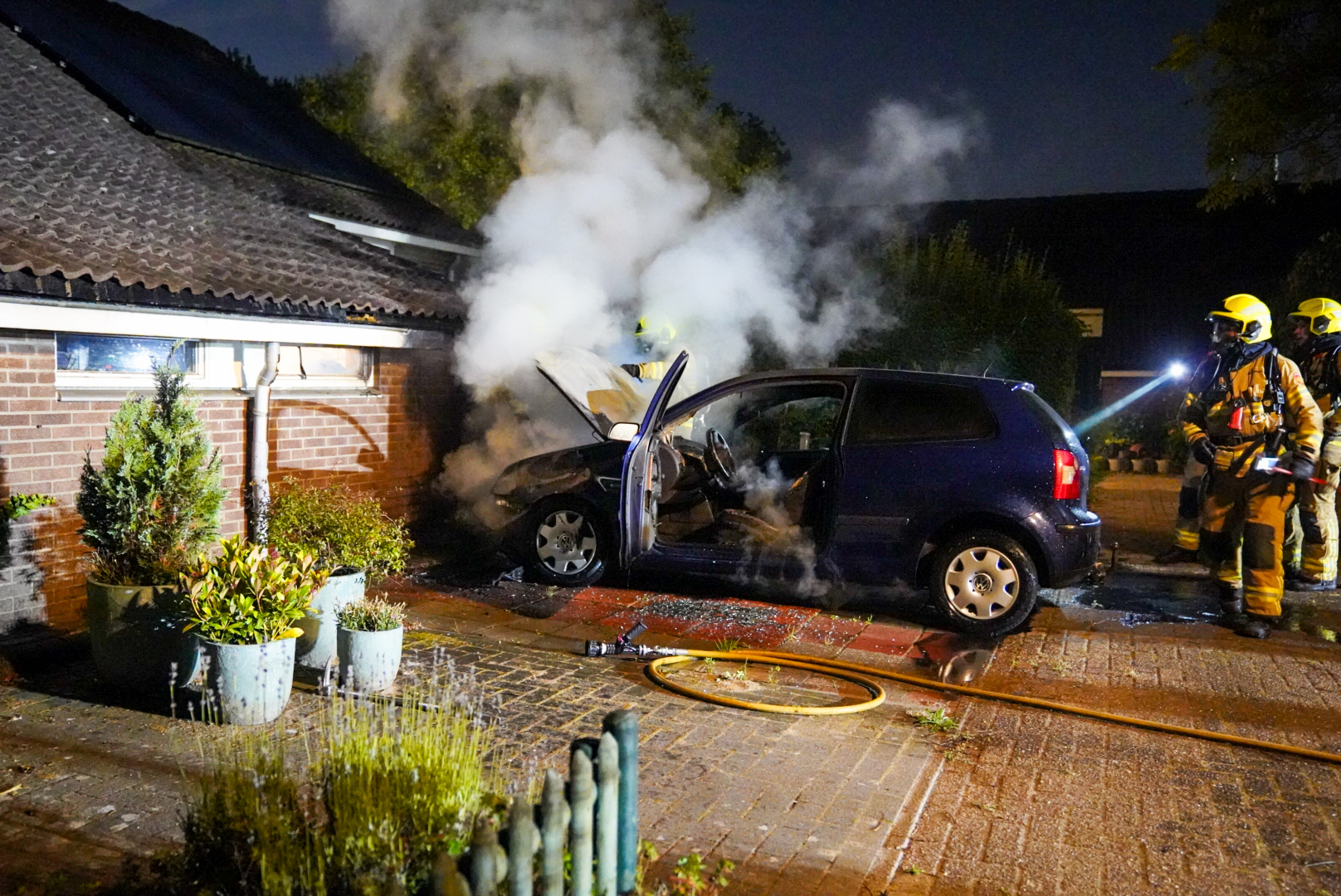Autobrand slaat over op woning