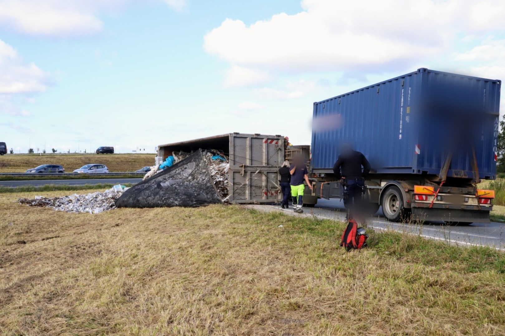 Bakwagen met bedrijfsafval kantelt op toerit