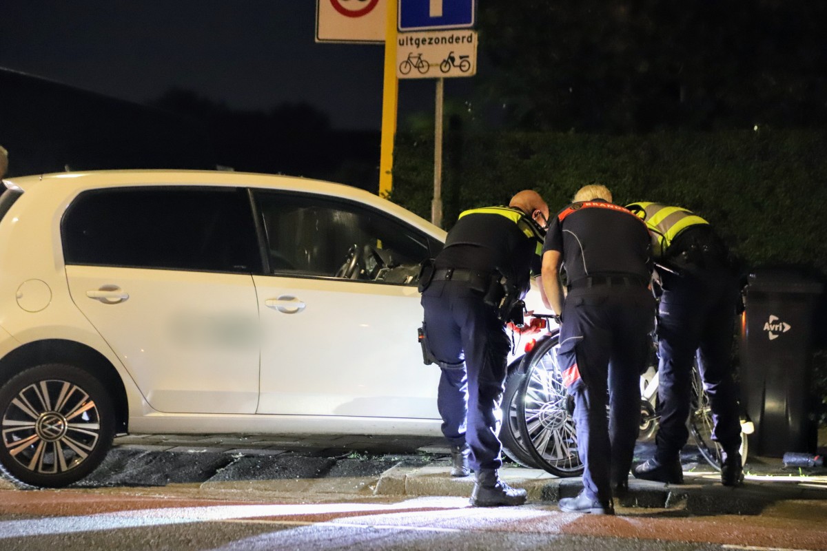 Fietser ontsnapt aan ernstig letsel dankzij rugzak na botsing met auto