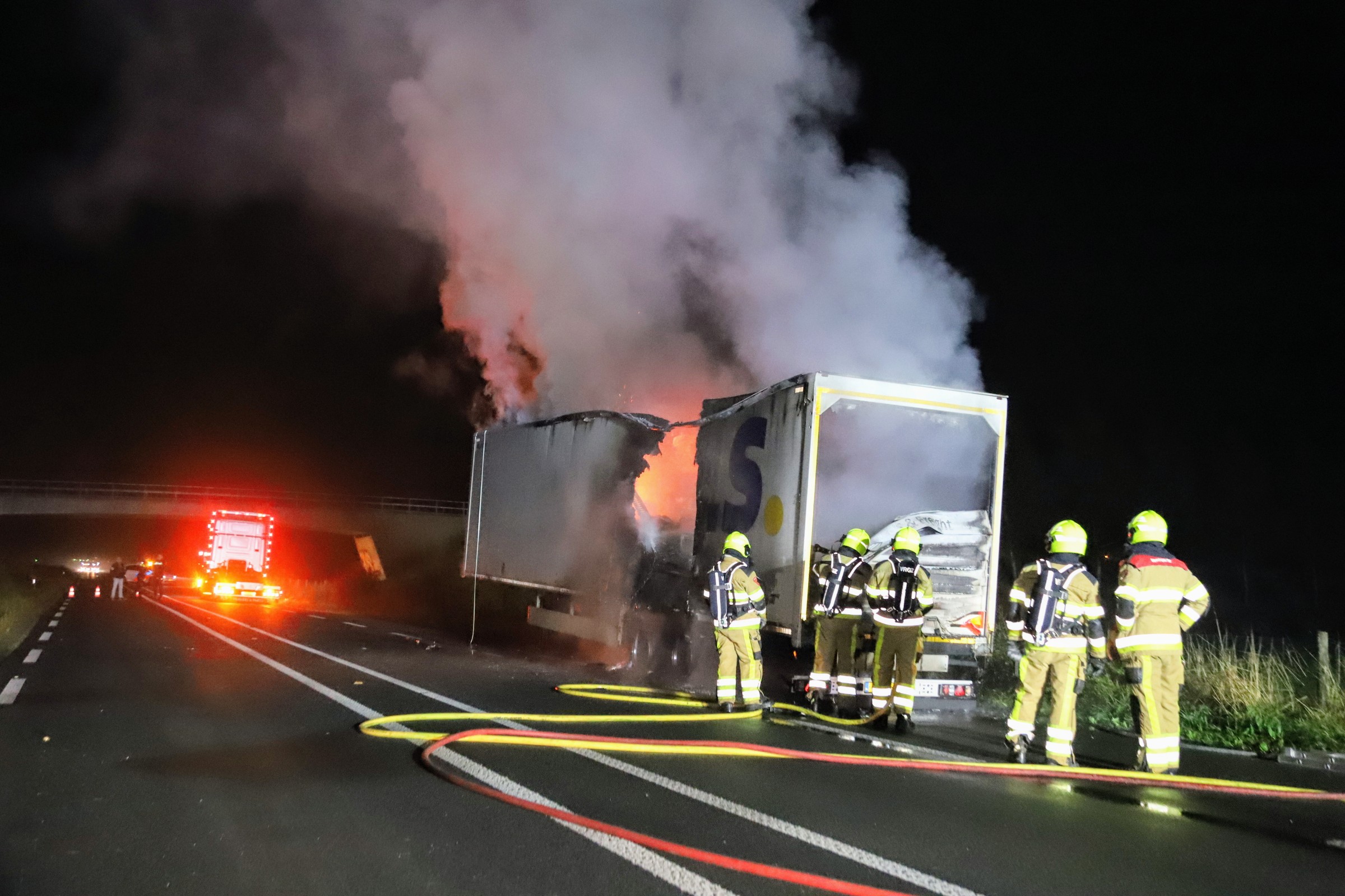 Vrachtwagentrailer van pakketbezorger vliegt in brand