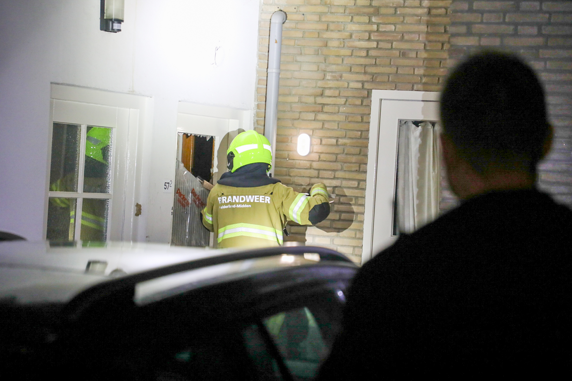 Brandweer slaat ruit in van woning nadat brandalarm af gaat