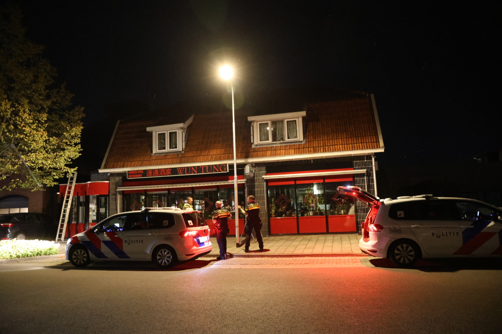 Agenten zoeken op daken tijdens grote politieactie