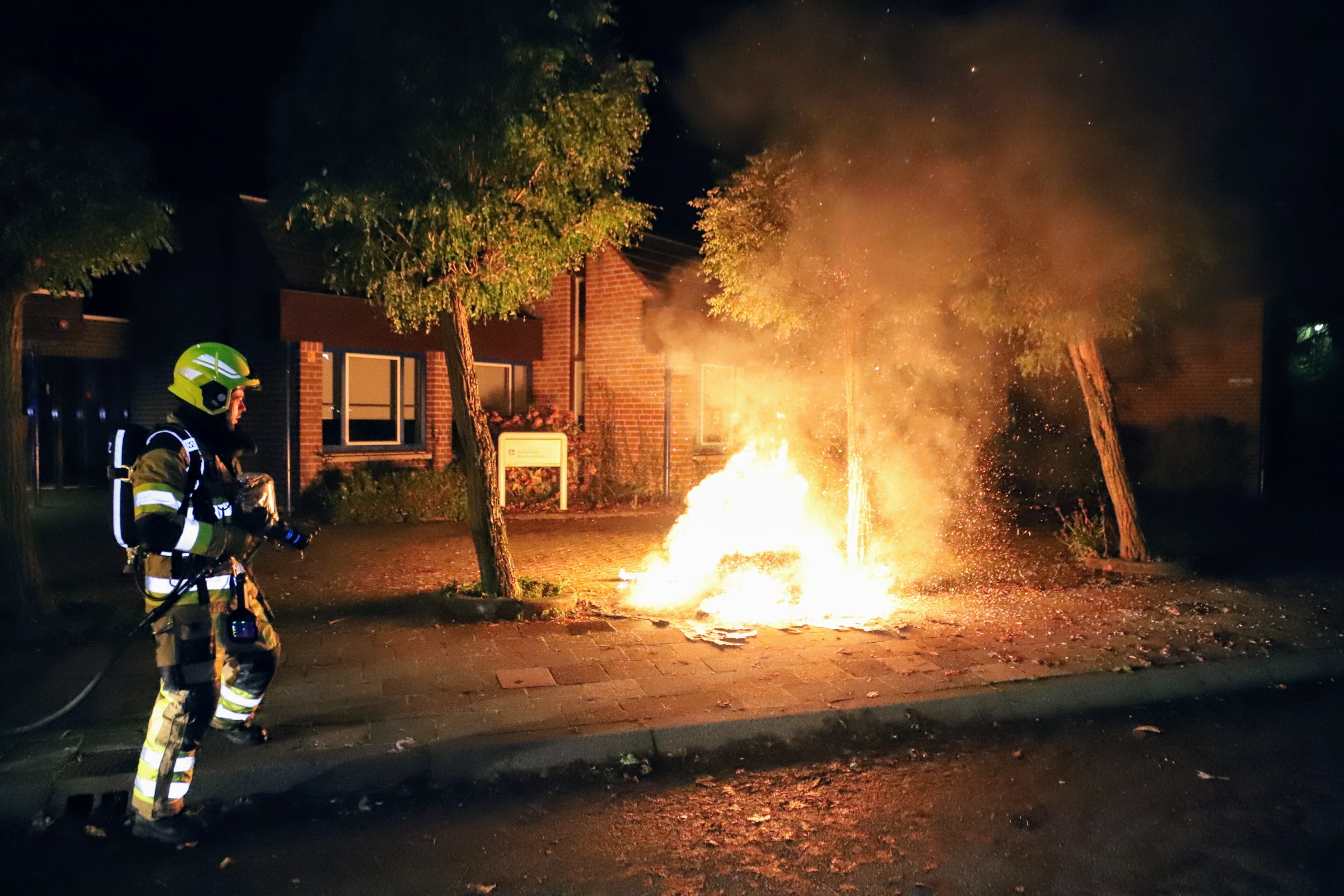 Meerdere afvalcontainers in brand gestoken in de zelfde straat