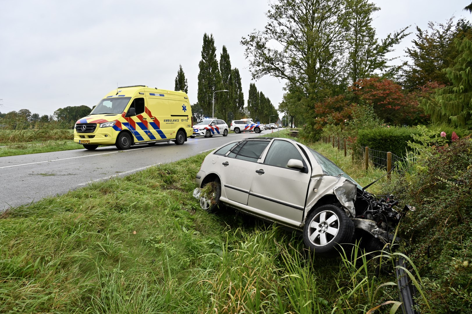 Frontale aanrijding tussen lijnbus en auto, één gewonde