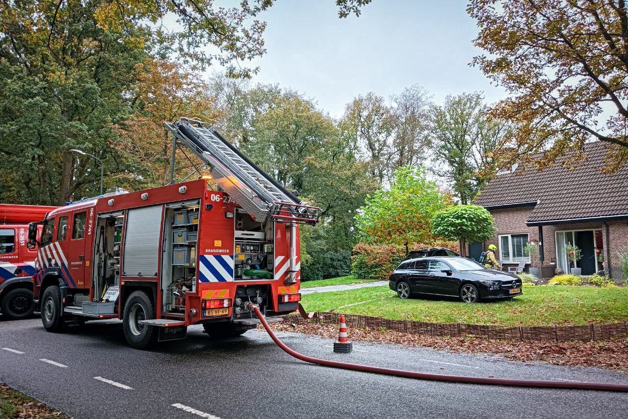 Brandweer zet hoogwerker in na melding van woningbrand