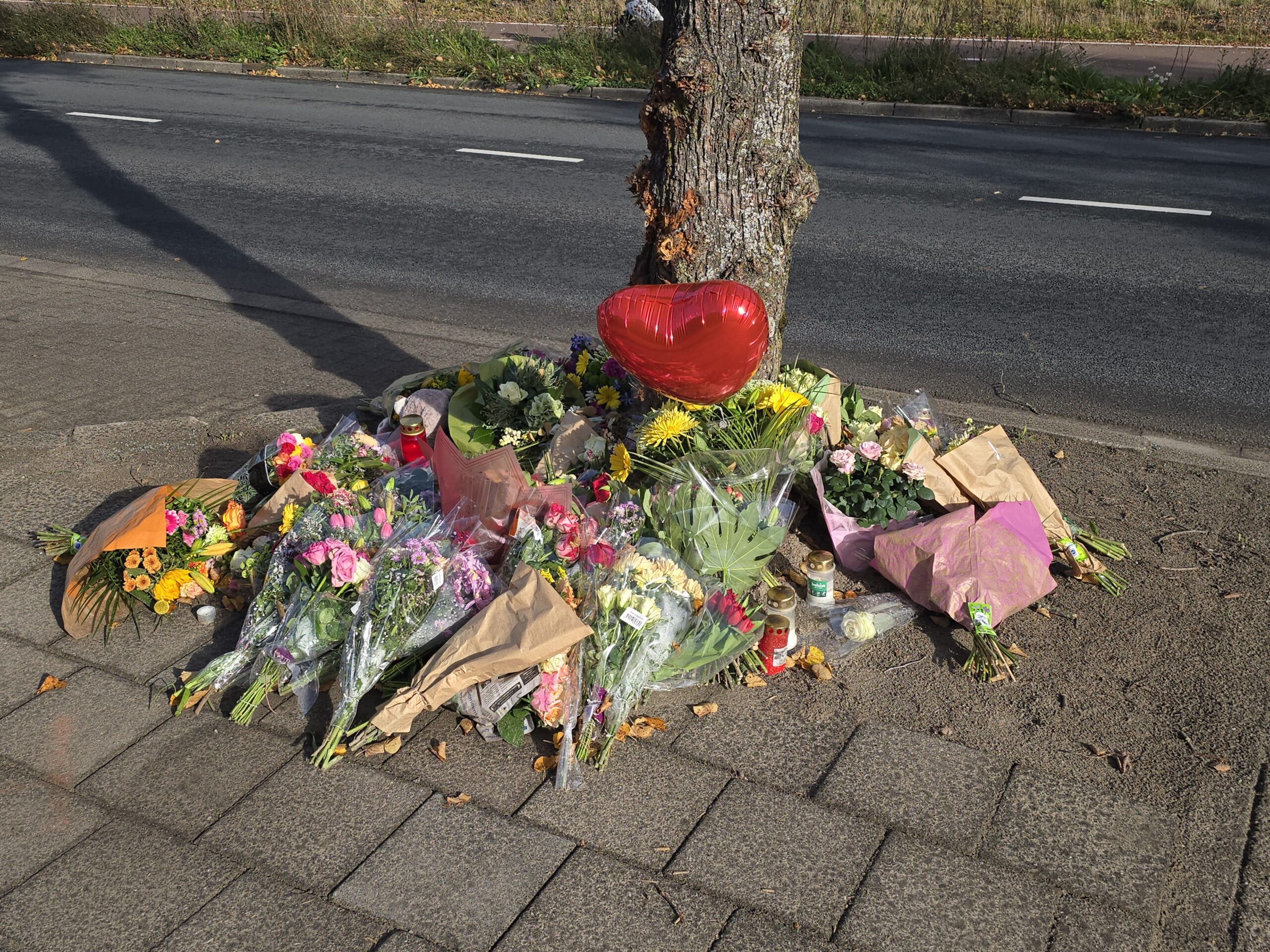 VIDEO: Herdenking en veel bloemen op plek overleden 18-jarige jongen