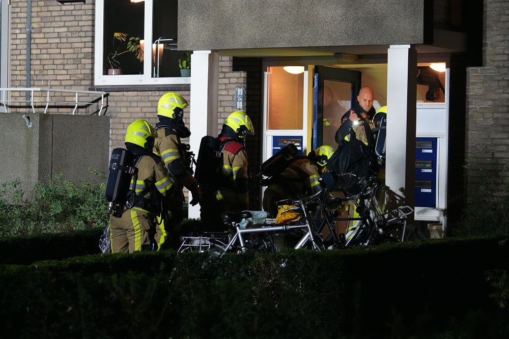 Bewoners uit bed gehaald door grote brand in portiekwoning