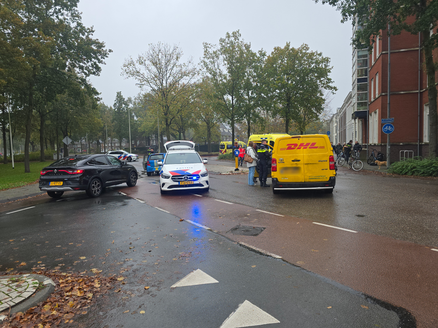 Fietser ernstig gewond na botsing met pakketbezorger